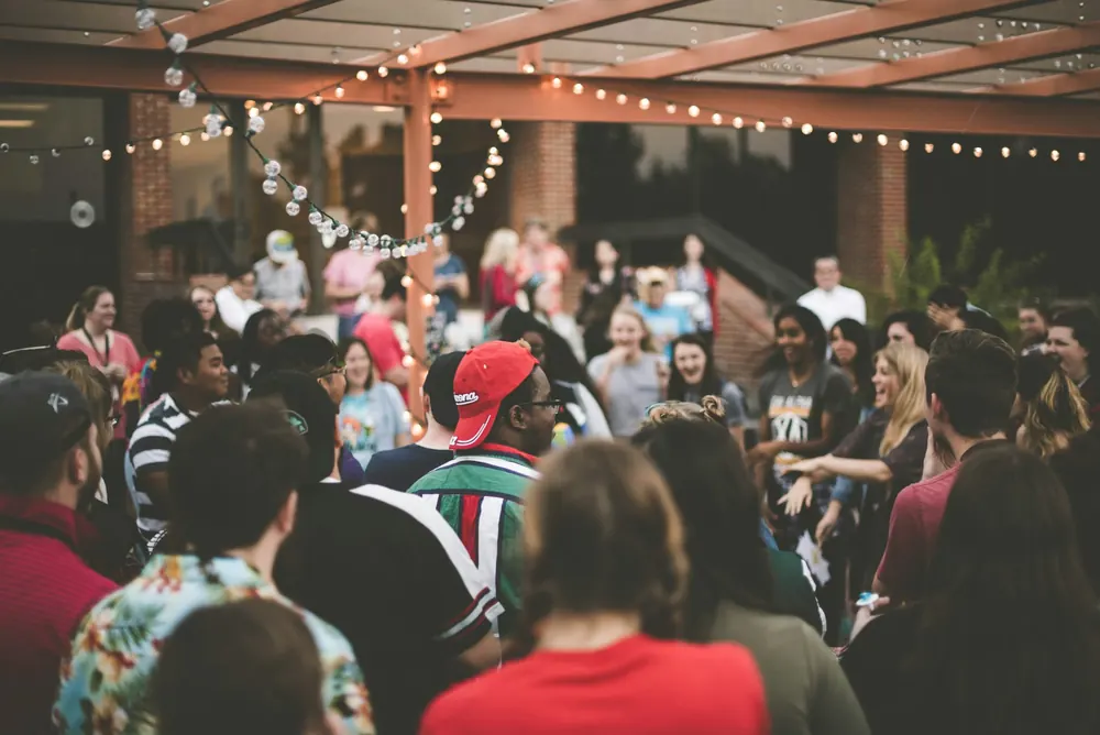 Persone che ballano a una festa all'aperto